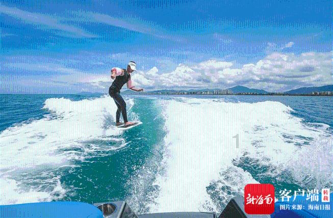 正式上路 全国首例自动驾驶网约车亮相浙江杭州