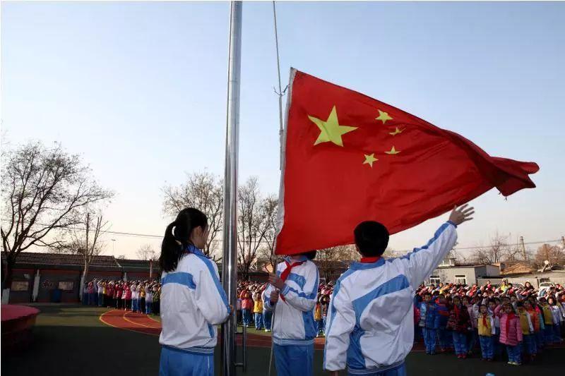 民间传说喜欢给历史人物加料，使得他们光芒万丈，这是为何？