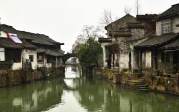 王鹤棣杂志封面尺度大引热议 一身休闲穿搭去医院