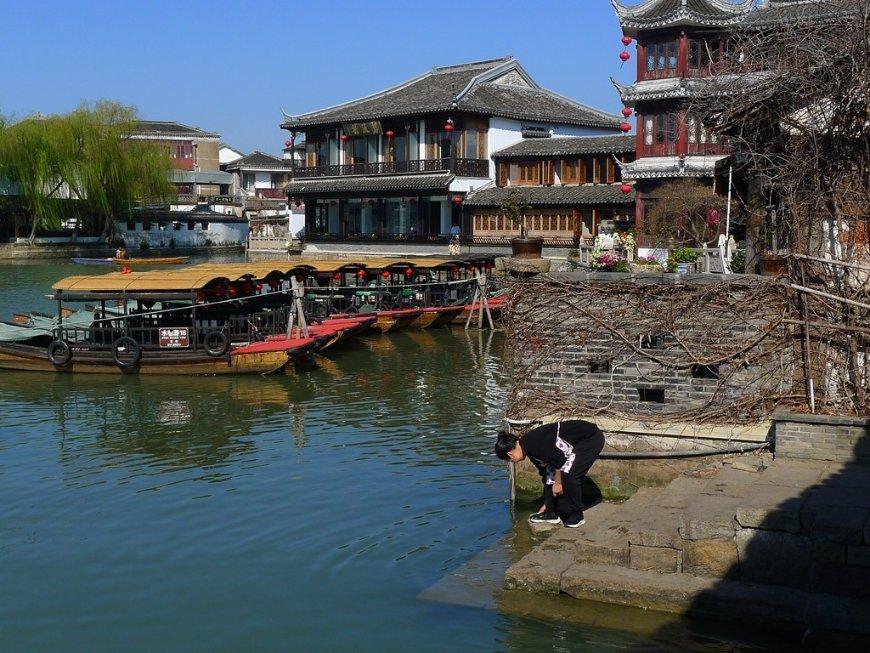 春运首日德州火车站现场送“福”赠春联 温暖旅客回家路